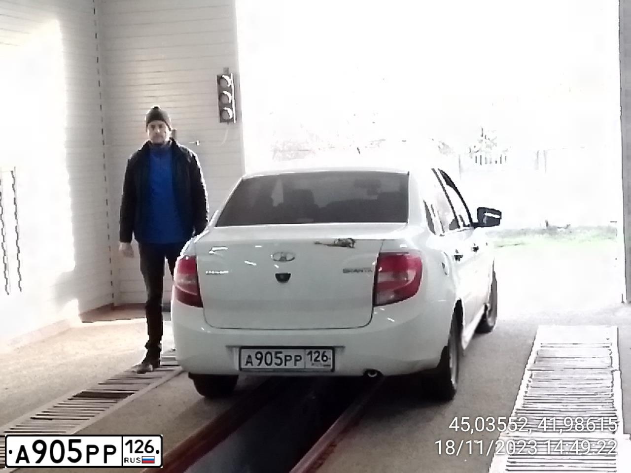 Фото автомобиля LADA 2190 GRANTA, 2014 — госномер А905РР126. Цвет: БЕЛЫЙ