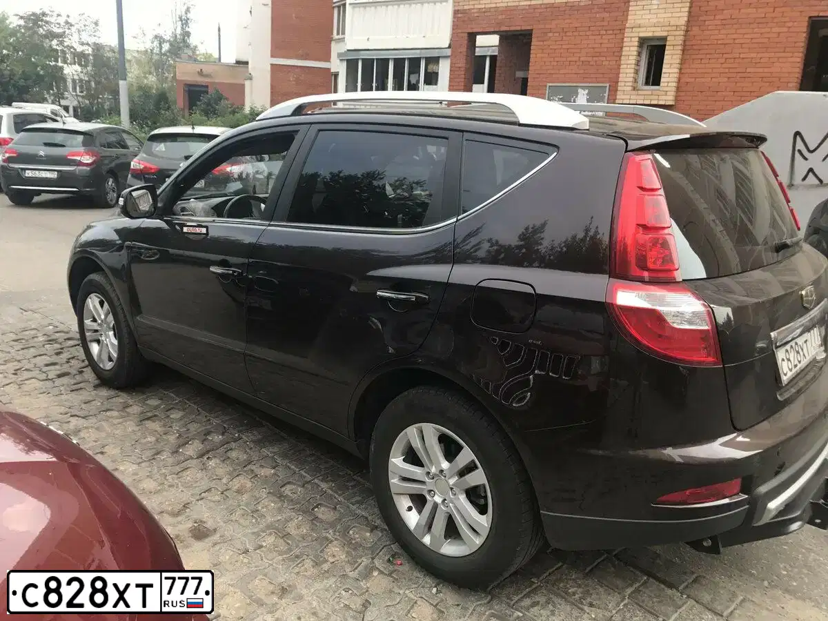 Фото автомобиля GEELY EMGRAND X7, 2016 — госномер К275ЕХ164. Цвет: ТЕМНО-ВИШНЕВЫЙ