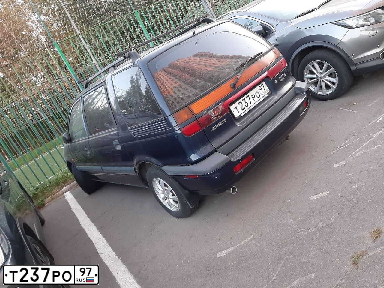 Фото автомобиля MITSUBISHI SPACE WAGON, 1997 — госномер М169УУ77. Цвет: СИНИЙ