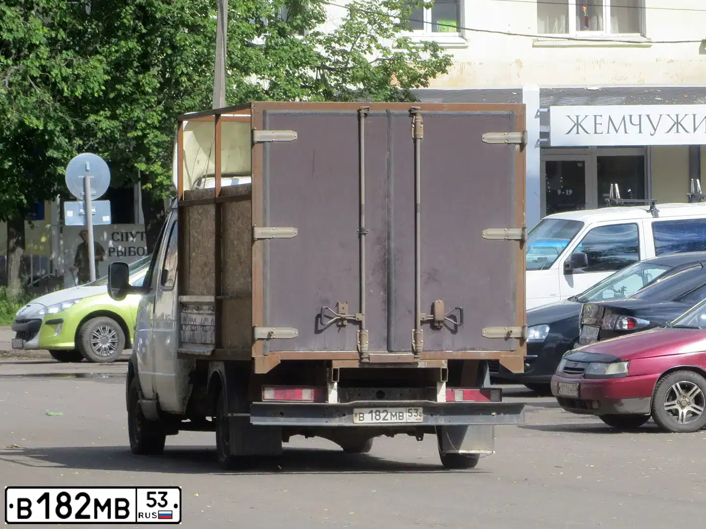 Фото автомобиля GAZ 3302 EL, 2004 — госномер В182МВ53. Цвет: БЕЛЫЙ