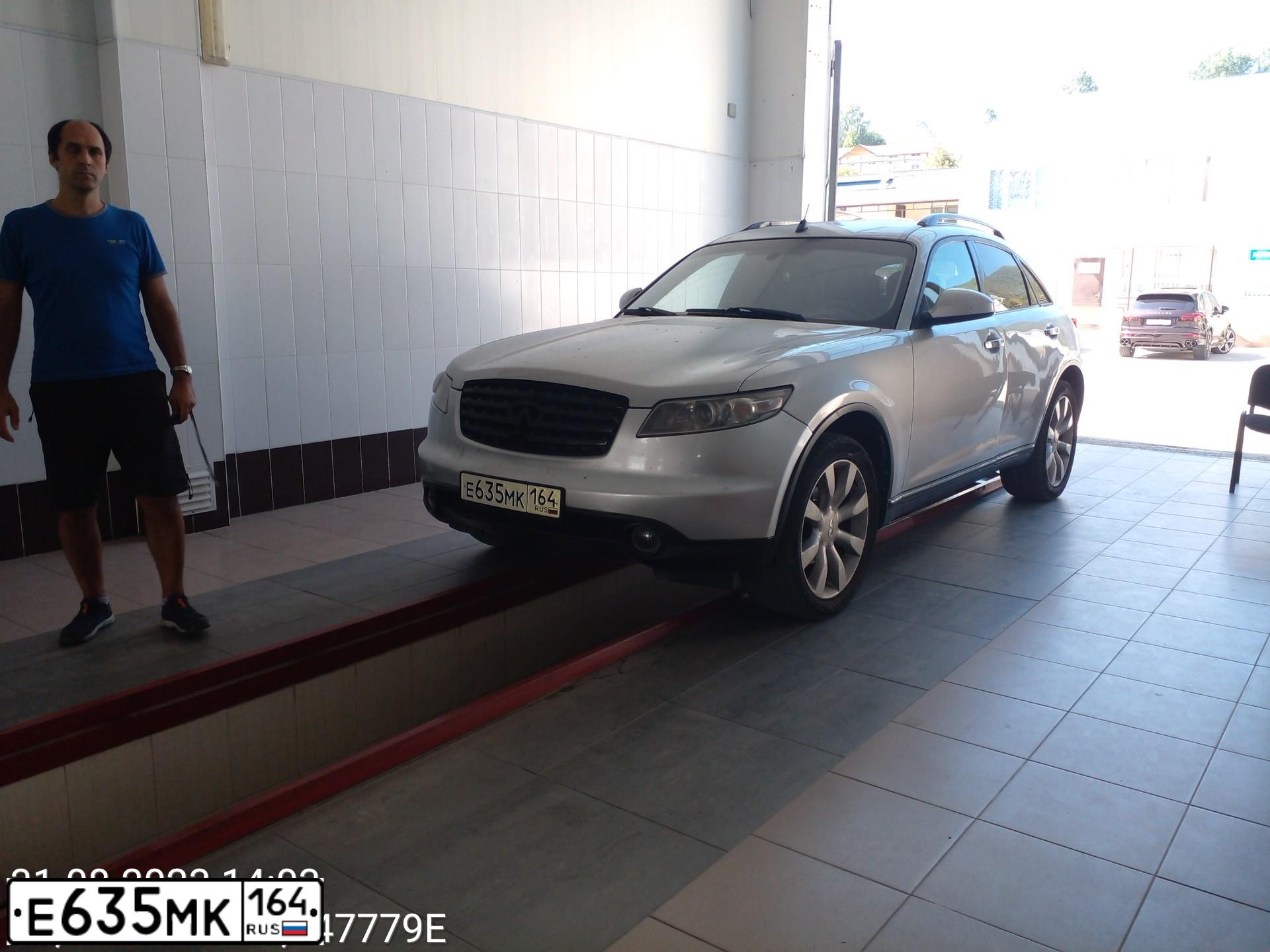 Фото автомобиля INFINITI QX70 /FX/, 2002 — госномер О722НН196. Цвет: СЕРЕБРИСТЫЙ