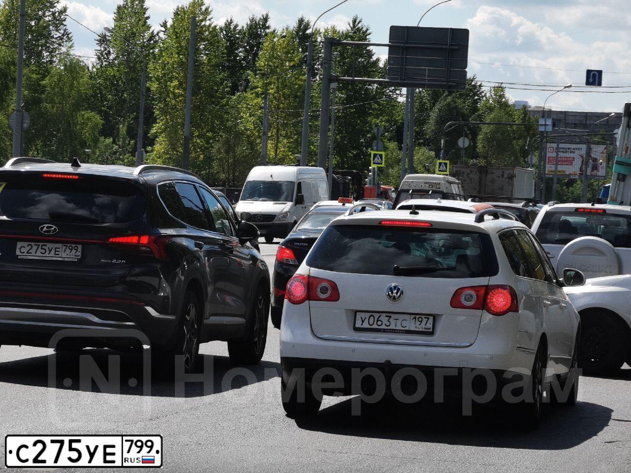 Фото автомобиля HYUNDAI SANTA FE, 2021 — госномер С275УЕ799. Цвет: ЧЕРНЫЙ