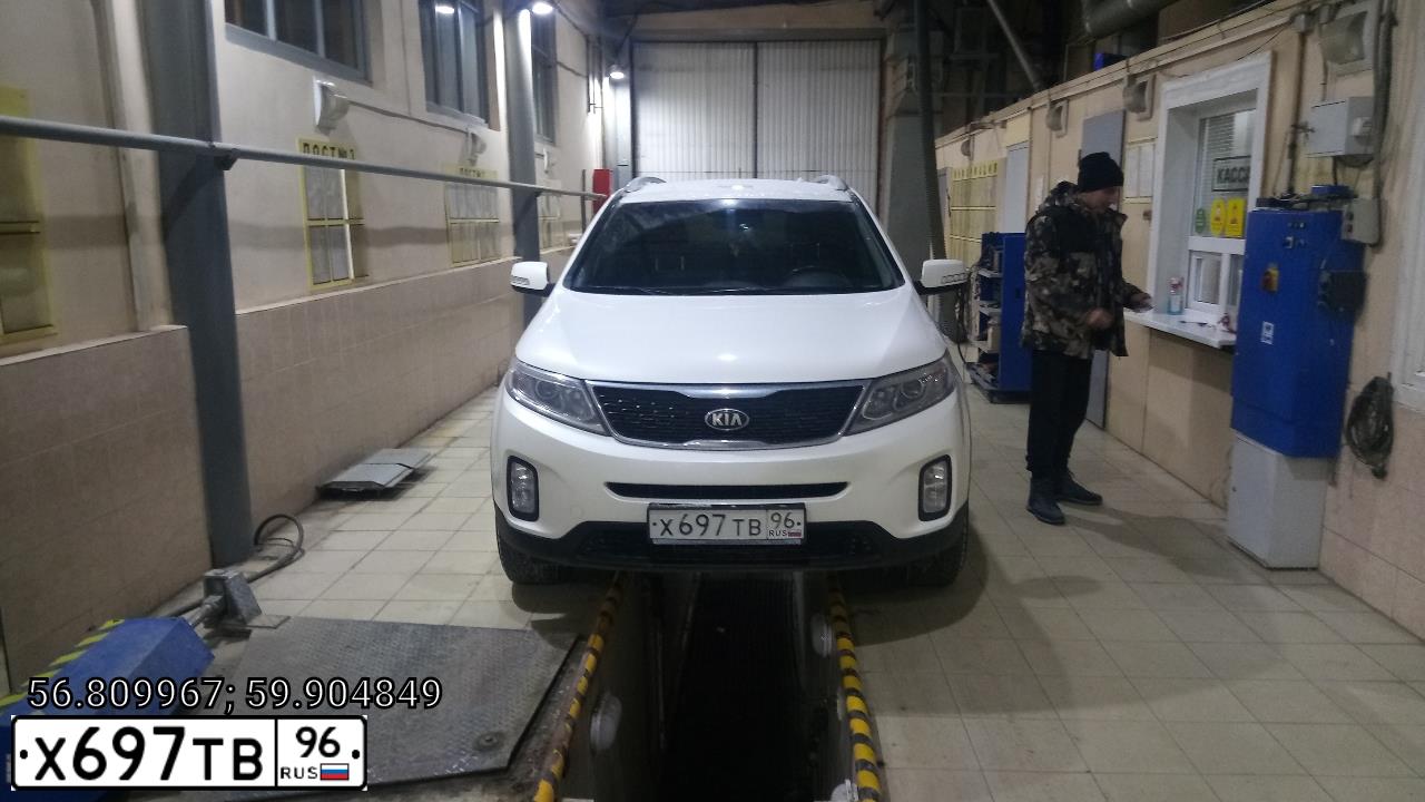 Фото автомобиля KIA SORENTO, 2013 — госномер Х697ТВ96. Цвет: Белый