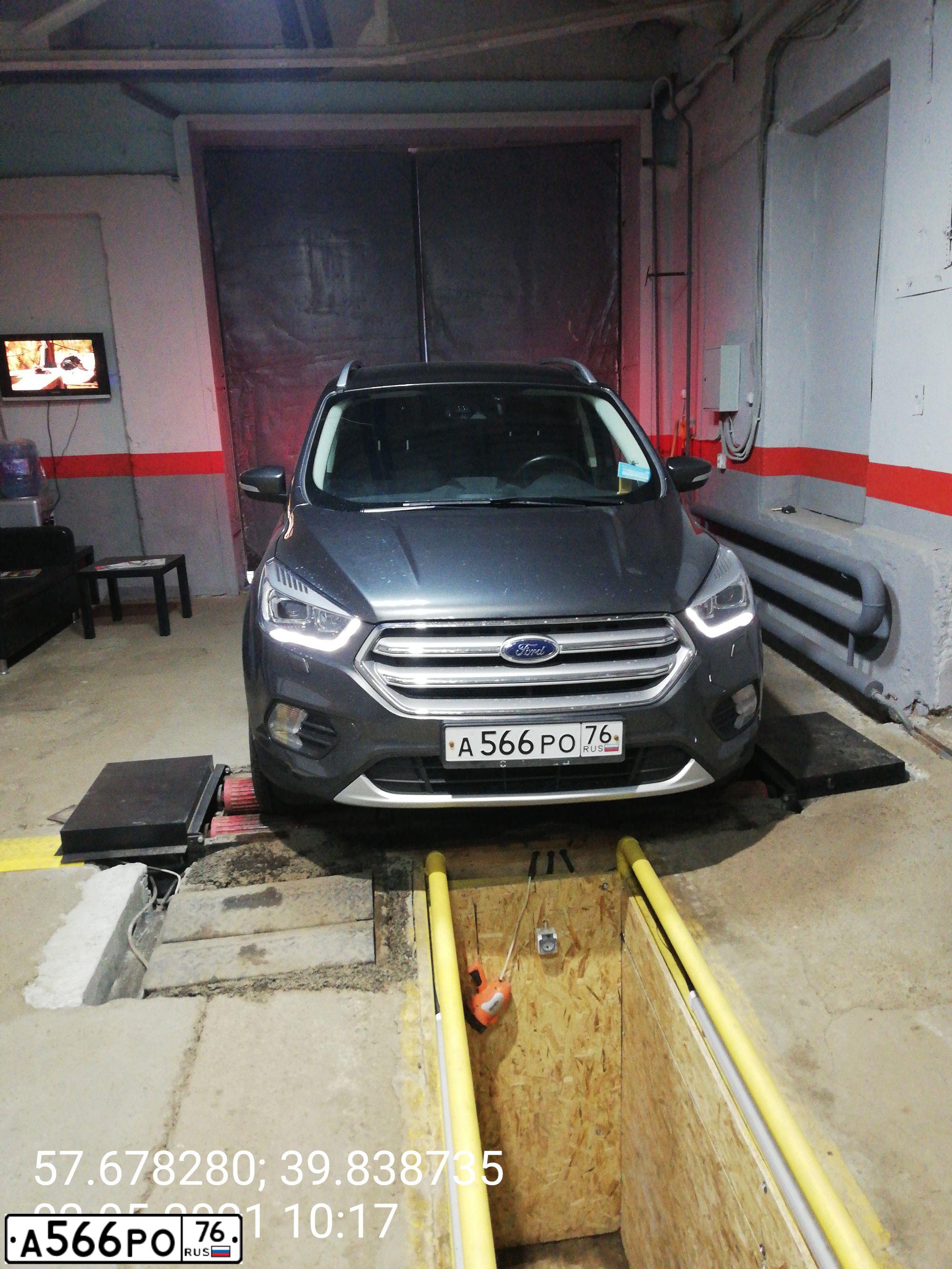 Фото автомобиля FORD KUGA, 2017 — госномер А566РО76. Цвет: Серый
