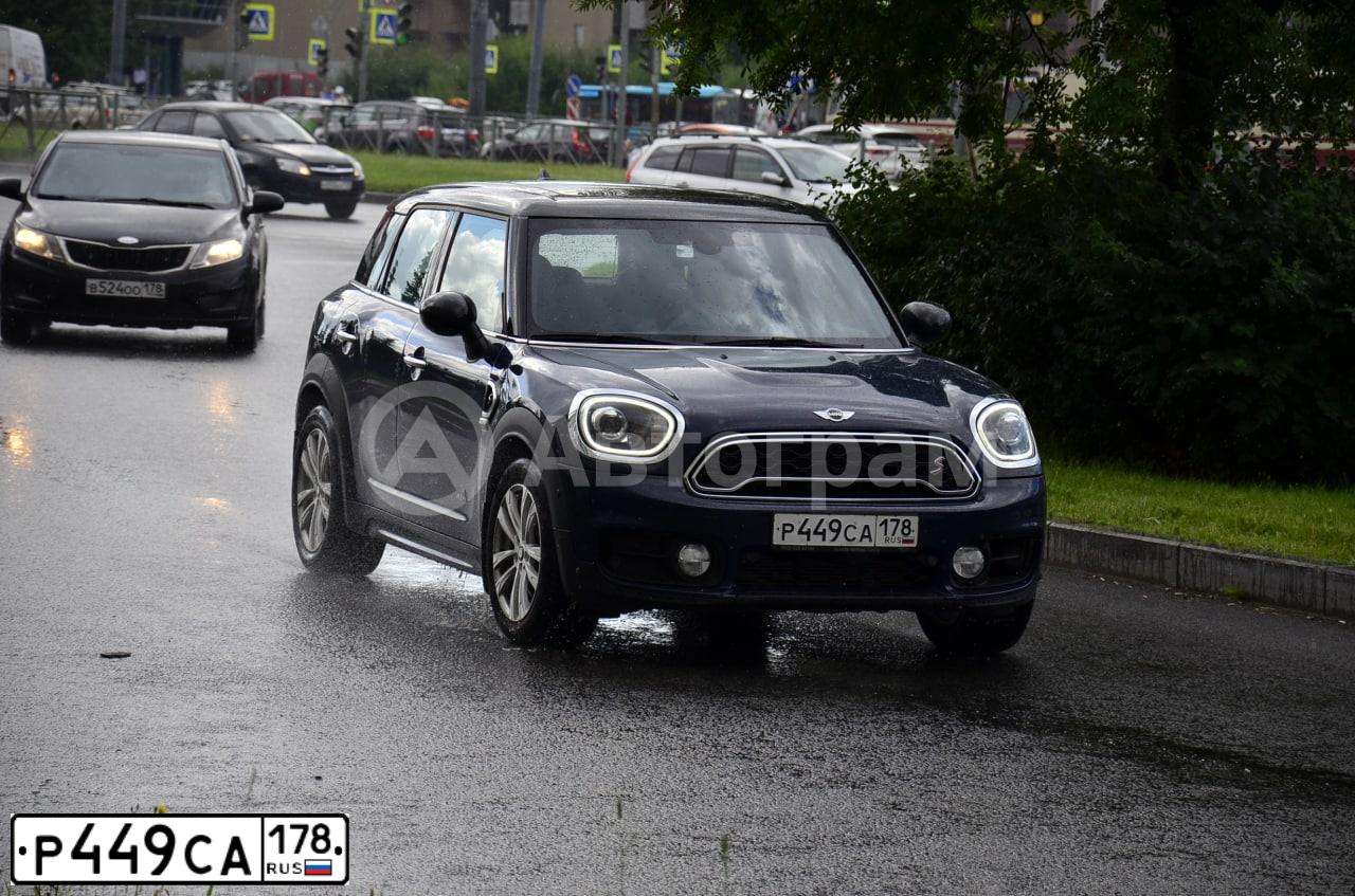 Фото автомобиля MINI I MINI, 2014 — госномер Р449СА178. Цвет: Темно-синий