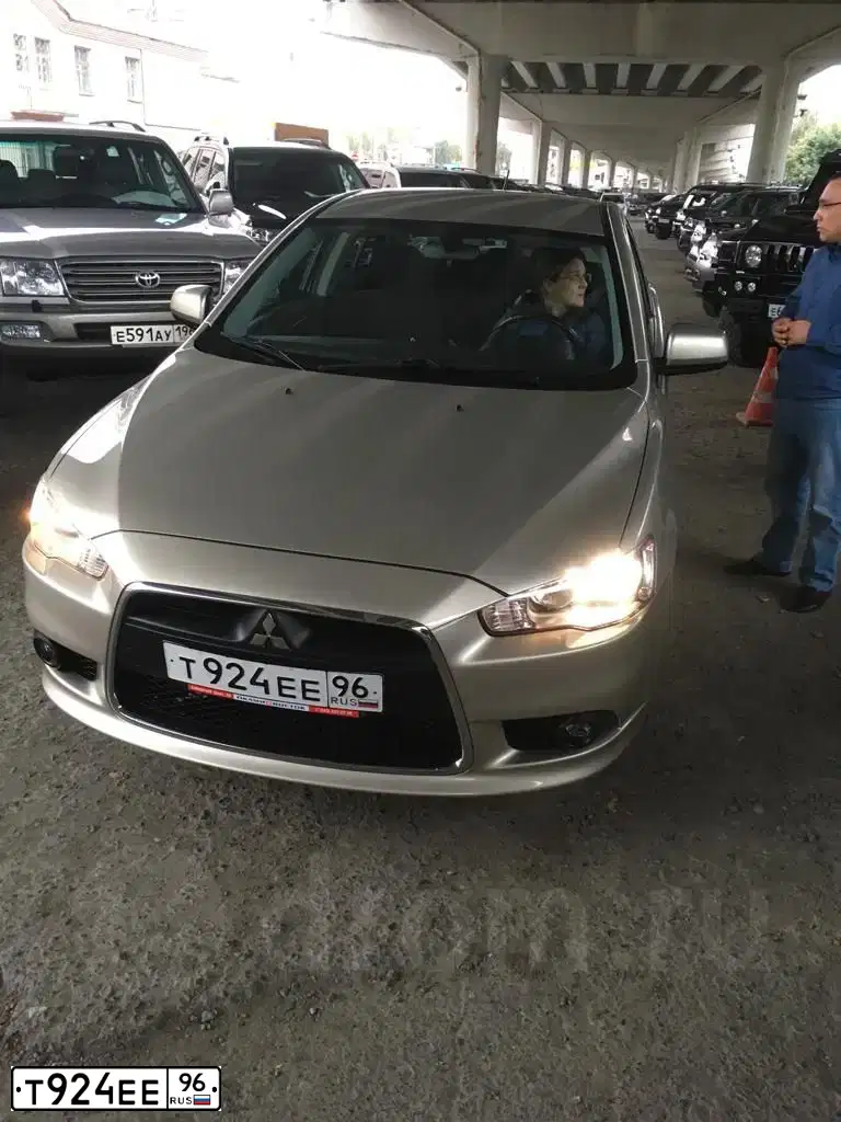 Фото автомобиля MITSUBISHI LANCER, 2011 — госномер Т924ЕЕ96. Цвет: БЕЖЕВЫЙ