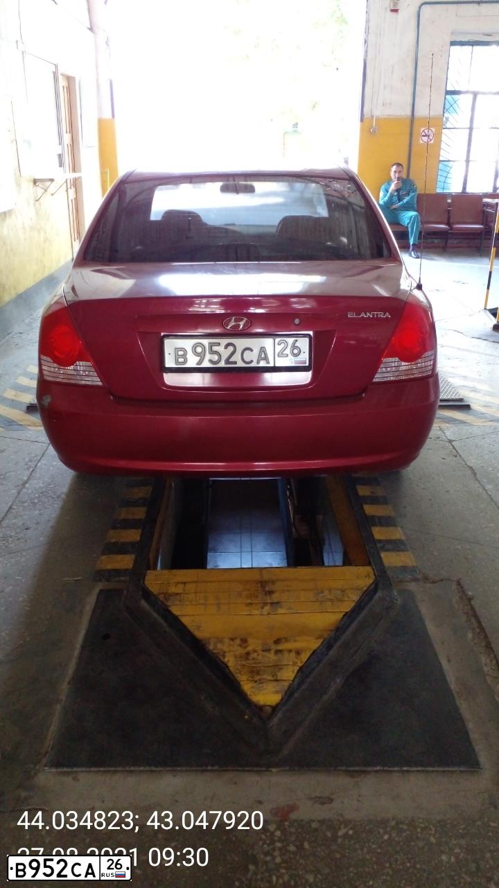 Фото автомобиля HYUNDAI ELANTRA, 2004 — госномер В952СА26. Цвет: КРАСНЫЙ