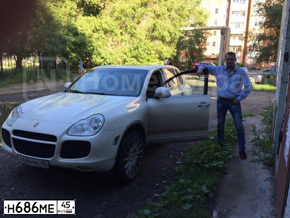 Фото автомобиля PORSCHE CAYENNE, 2003 — госномер Н686МЕ45. Цвет: Белый