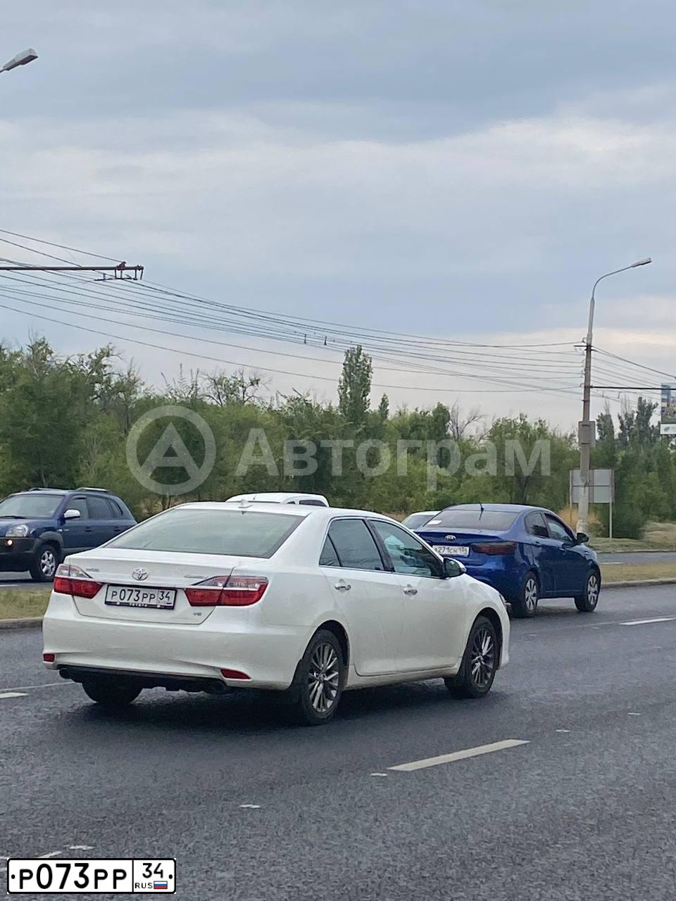 Фото автомобиля TOYOTA CAMRY, 2016 — госномер Р073РР34. Цвет: БЕЛЫЙ ПЕРЛАМУТР
