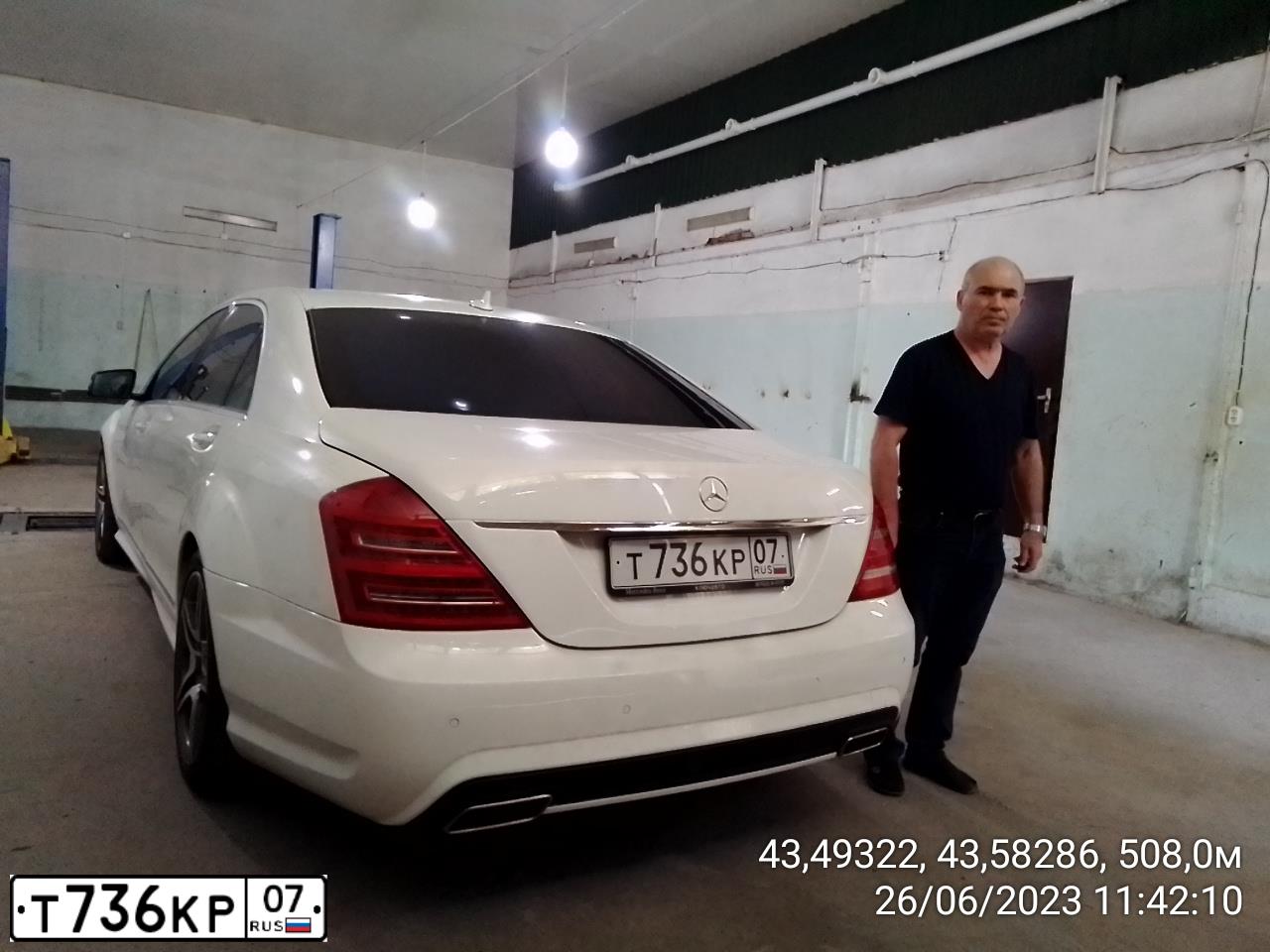 Фото автомобиля MERCEDES S-KLASSE, 2008 — госномер М001ММ01. Цвет: Белый