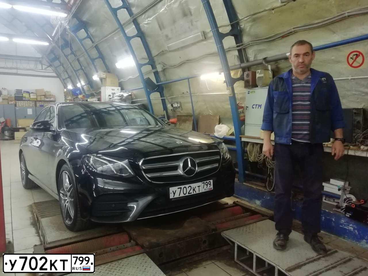 Фото автомобиля MERCEDES E-KLASSE, 2018 — госномер У702КТ799. Цвет: ЧЕРНЫЙ