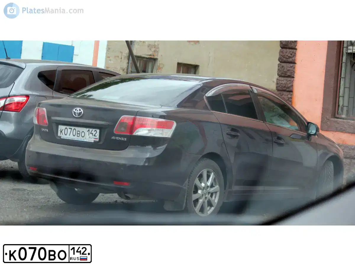 Фото автомобиля TOYOTA AVENSIS, 2009 — госномер К070ВО142. Цвет: ФИОЛЕТОВЫЙ