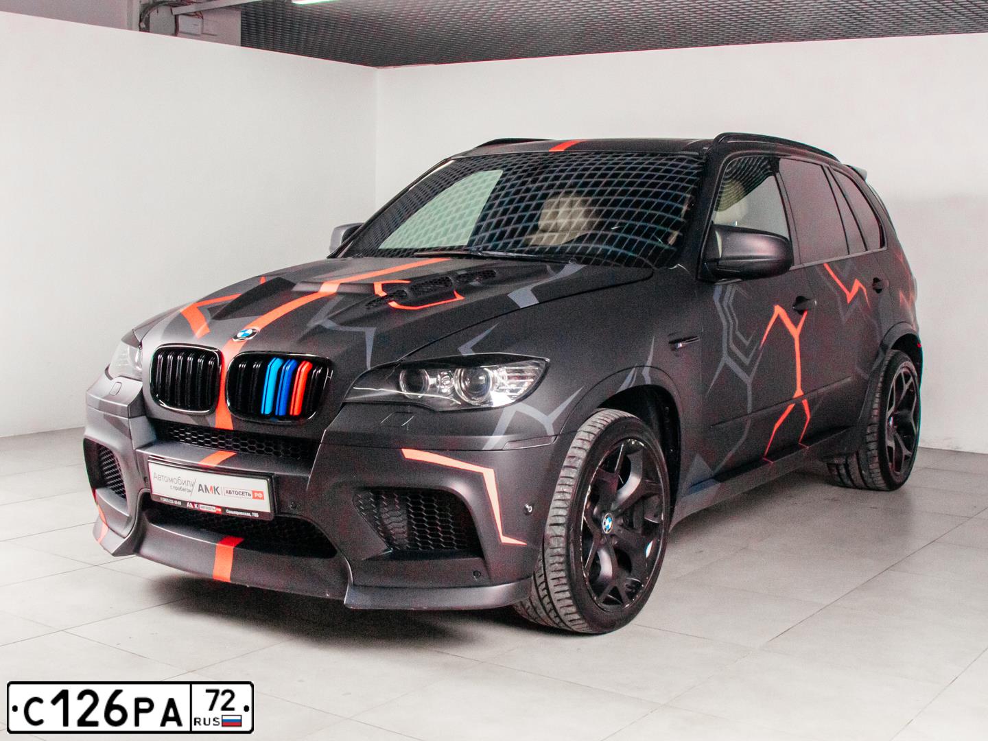 Фото автомобиля БМВ X5M, 2011 — госномер О483ХА196. Цвет: МНОГОЦВЕТНЫЙ