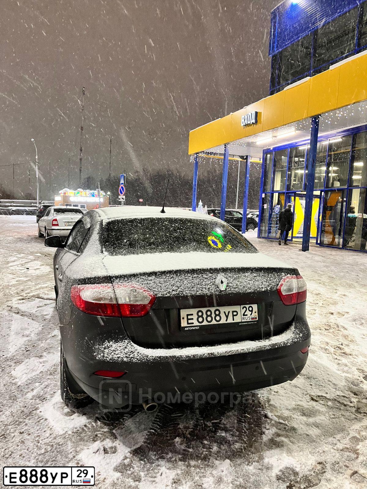 Фото автомобиля LANDROVER FREELANDER, 2008 — госномер Е888УР29. Цвет: ЧЕРНЫЙ