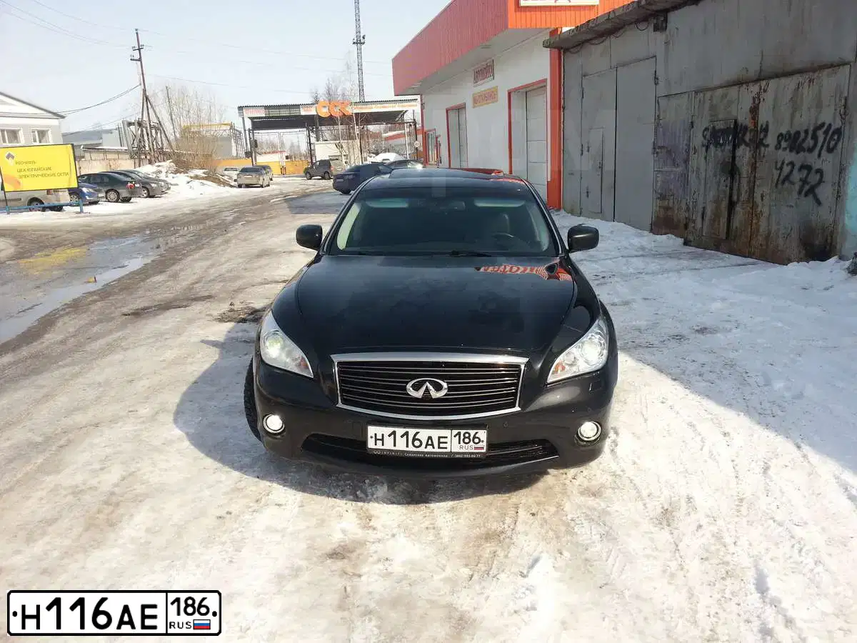 Фото автомобиля INFINITI M, 2010 — госномер Р222АР186. Цвет: ЧЕРНЫЙ