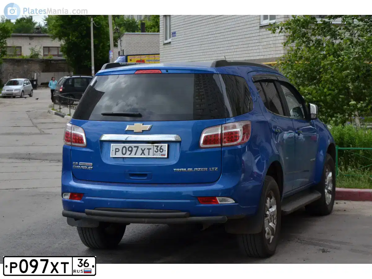 Фото автомобиля CHEVROLET TRAILBLAZER, 2013 — госномер Р097ХТ36. Цвет: СИНИЙ МЕТАЛЛИК
