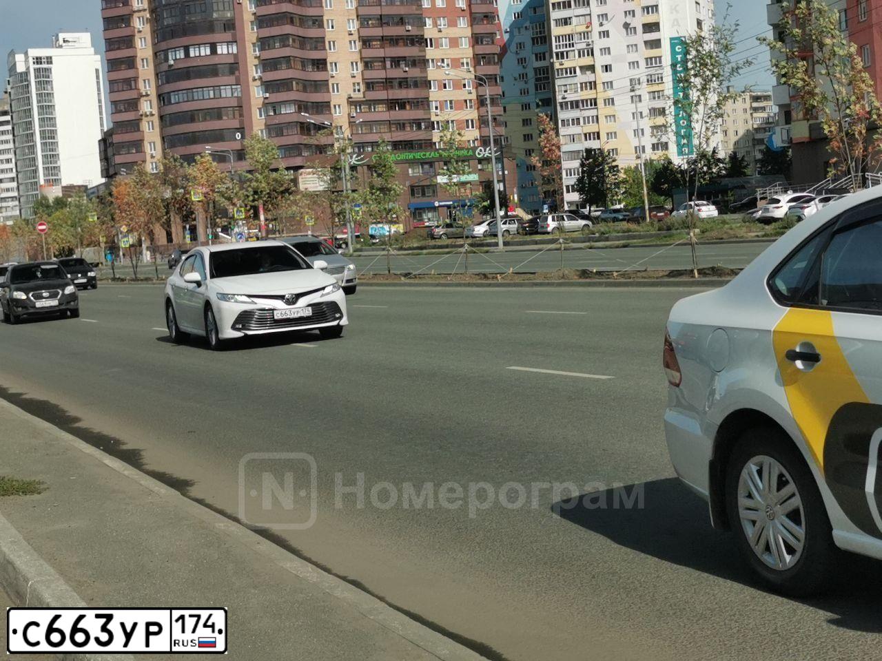 Фото автомобиля TOYOTA CAMRY, 2020 — госномер Е297КЕ774. Цвет: Белый