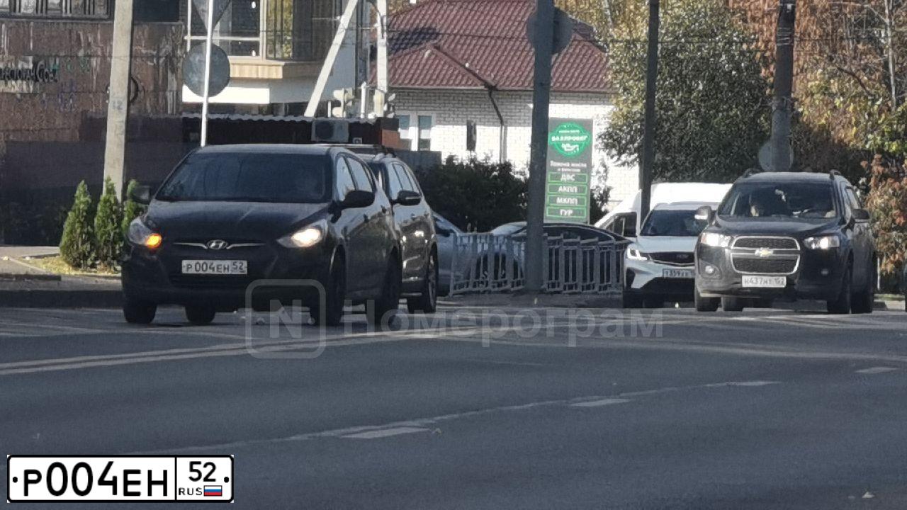 Фото автомобиля KIA КИАМАДЖЕНТИС, 2004 — госномер Р004ЕН52. Цвет: ЧЕРНЫЙ