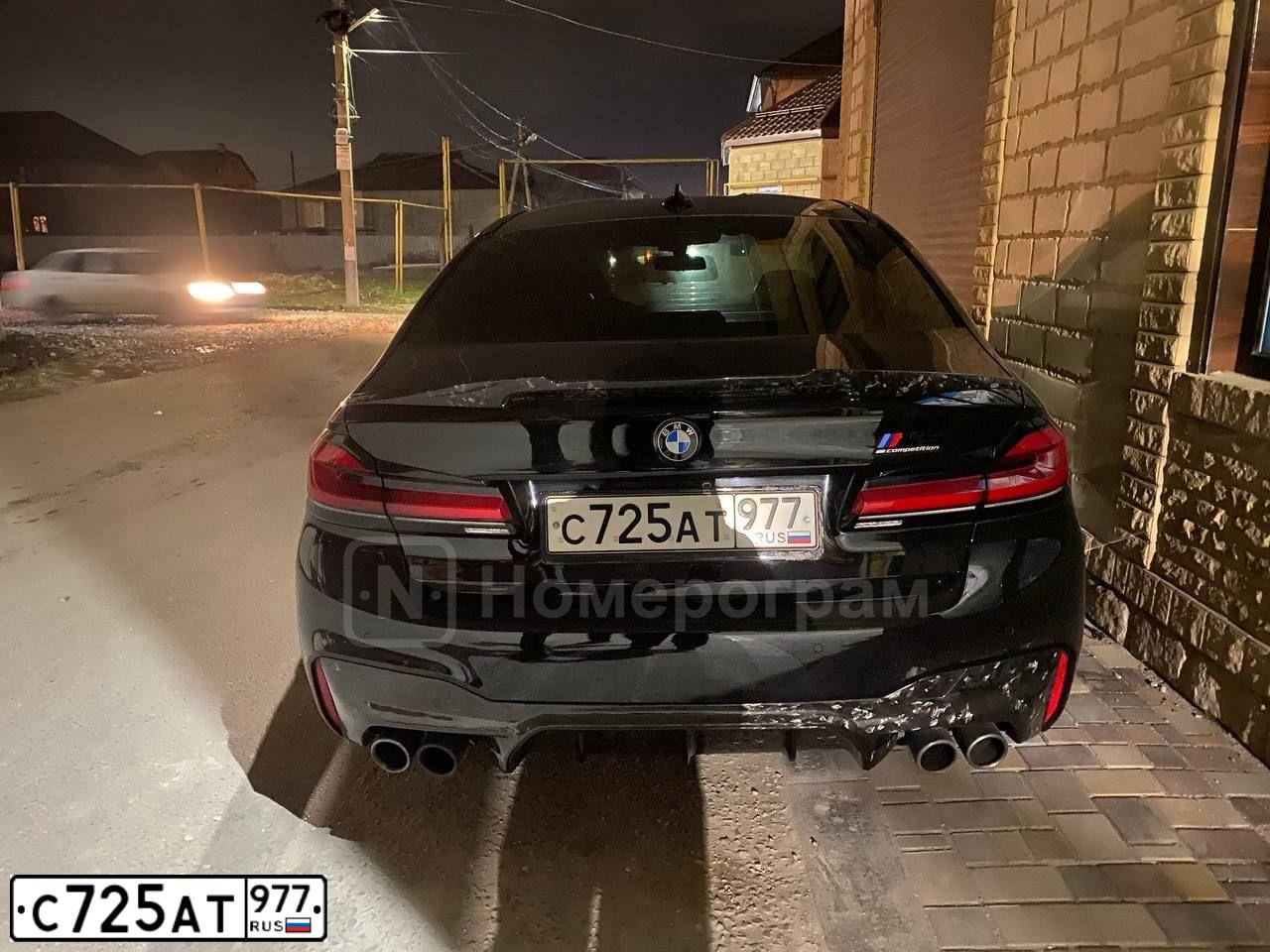 Фото автомобиля BMW M5, 2019 — госномер Р500ОО30. Цвет: серый
