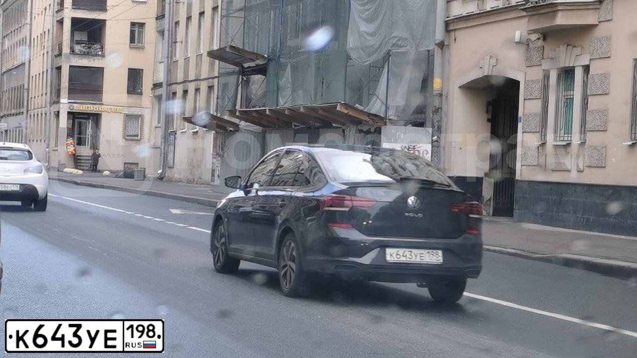 Фото автомобиля VOLKSWAGEN POLO, 2021 — госномер К643УЕ198. Цвет: ЧЕРНЫЙ
