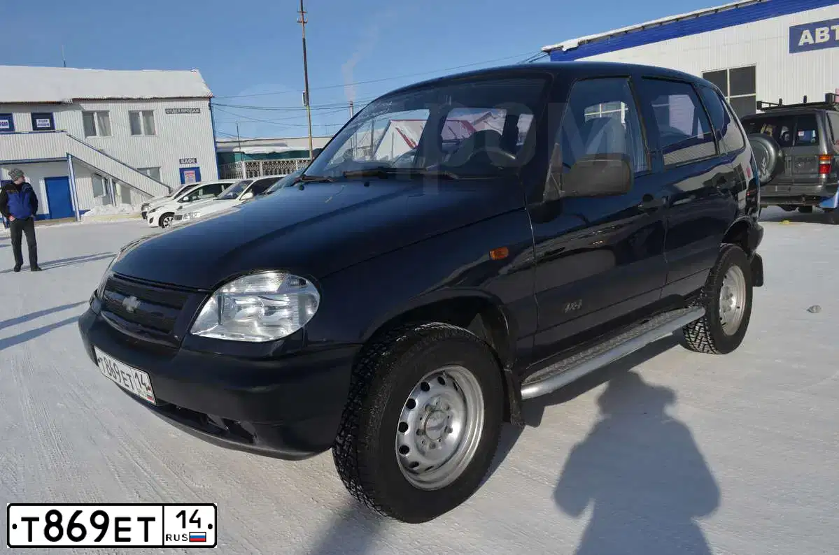 Фото автомобиля CHEVROLET NIVA, 2005 — госномер Т869ЕТ14. Цвет: ТЕМНО-СИНИЙ МЕТАЛЛИК