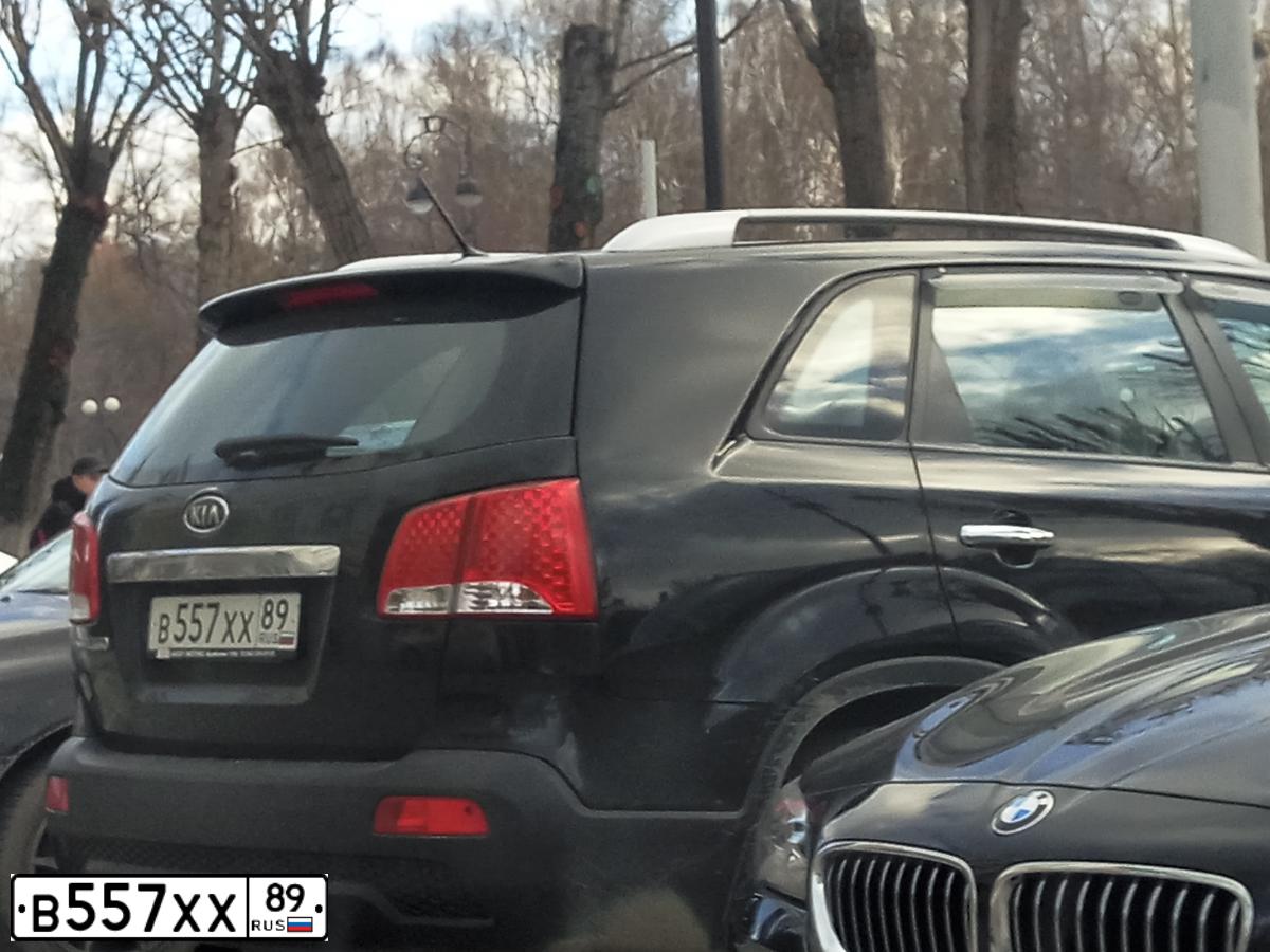 Фото автомобиля KIA SORENTO, 2011 — госномер В557ХХ89. Цвет: ЧЕРНЫЙ