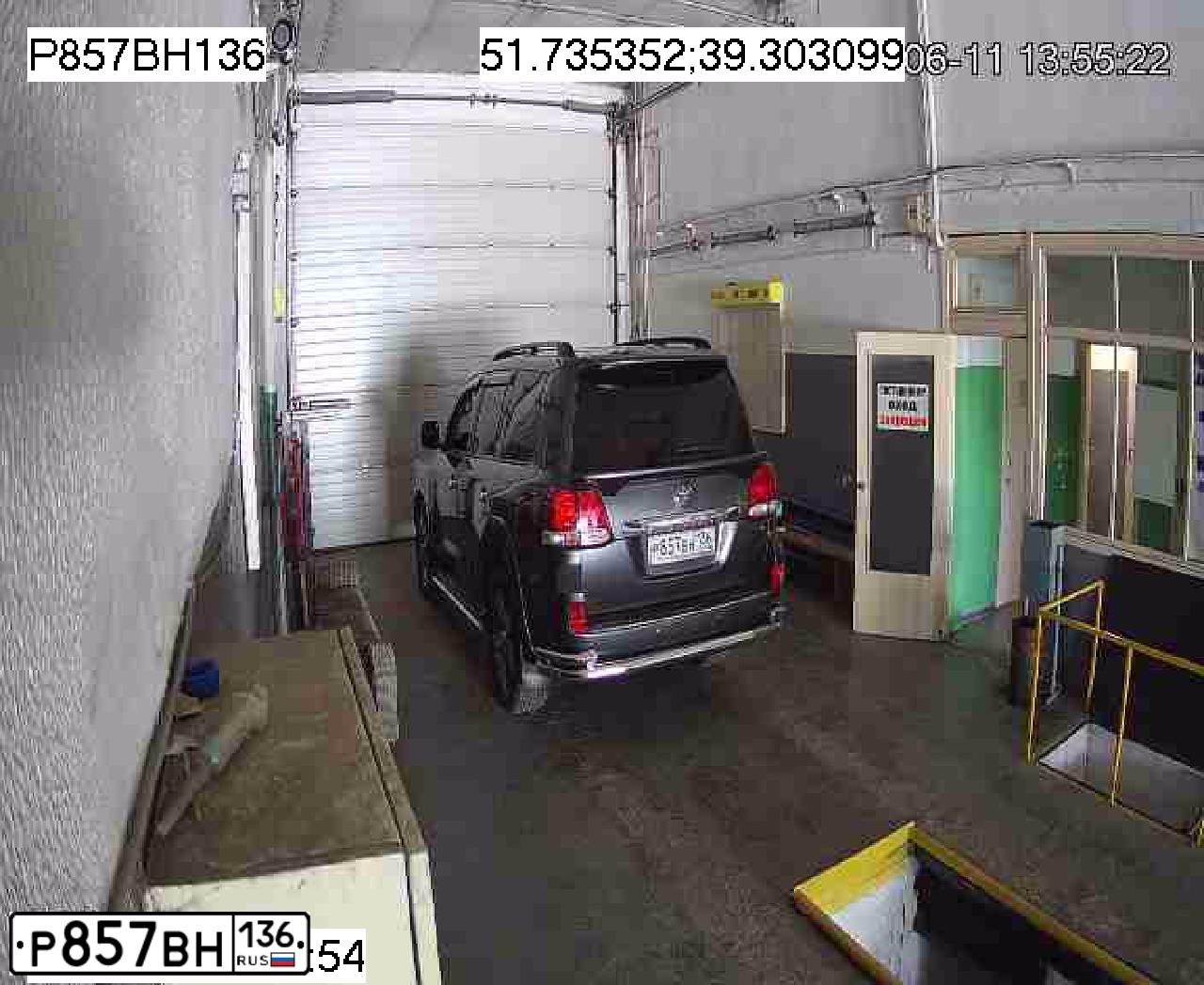 Фото автомобиля TOYOTA LAND CRUISER 200, 2011 — госномер В596НО136. Цвет: СЕРЫЙ
