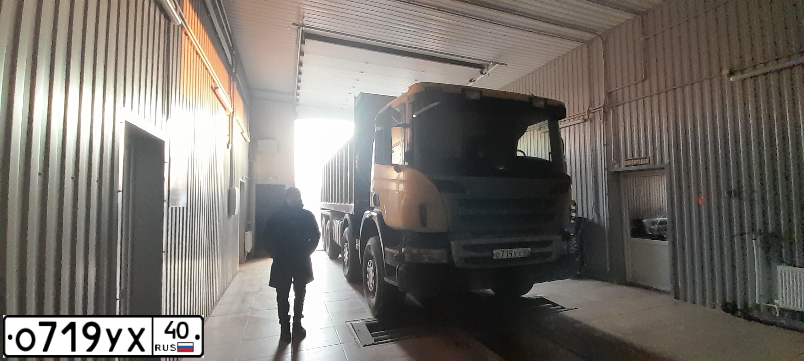 Фото автомобиля SCANIA SERIE P /8X4/, 2012 — госномер О719УХ40. Цвет: ЖЕЛТЫЙ
