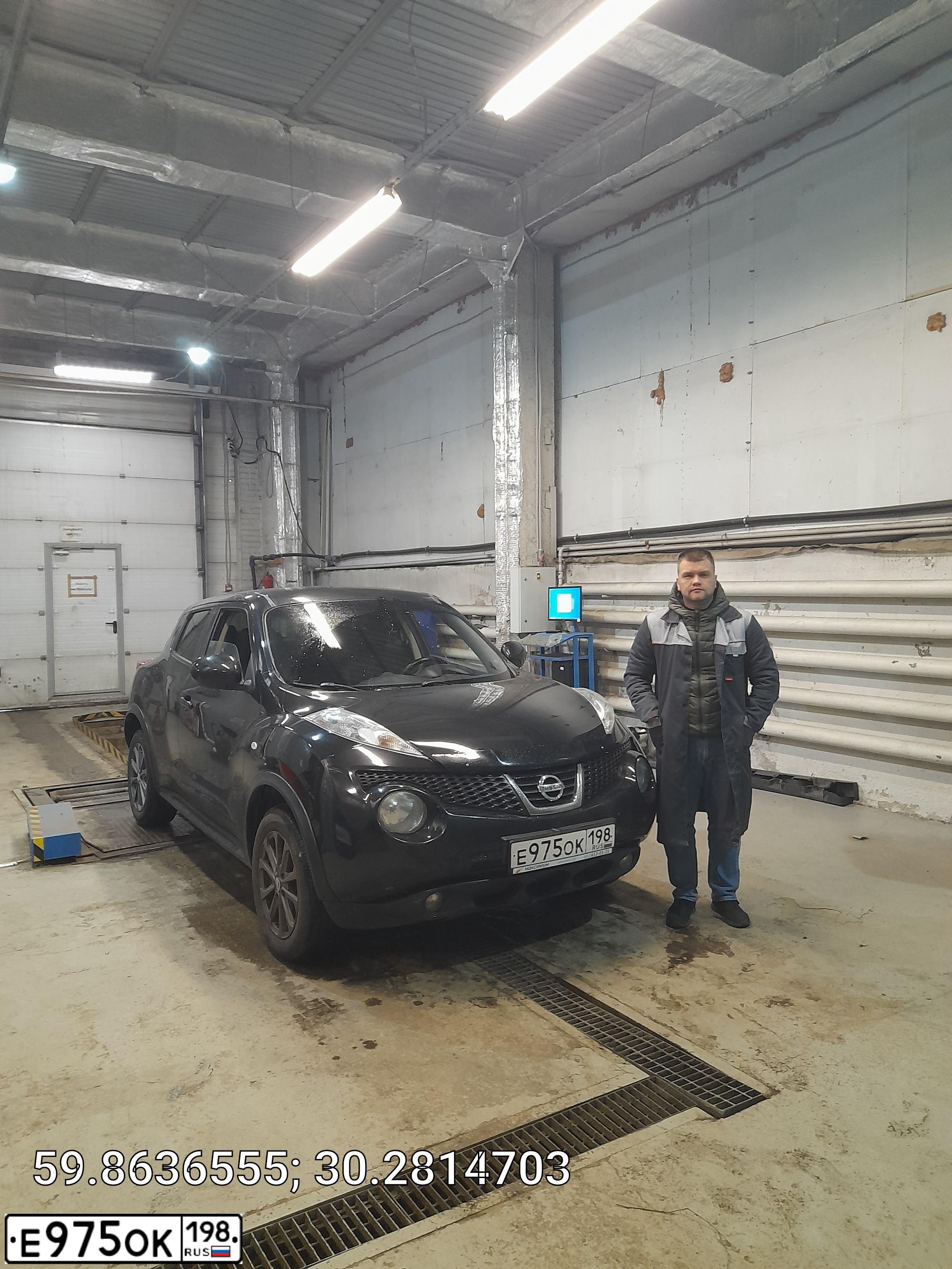 Фото автомобиля NISSAN JUKE, 2011 — госномер О525ТТ78. Цвет: ЧЕРНЫЙ
