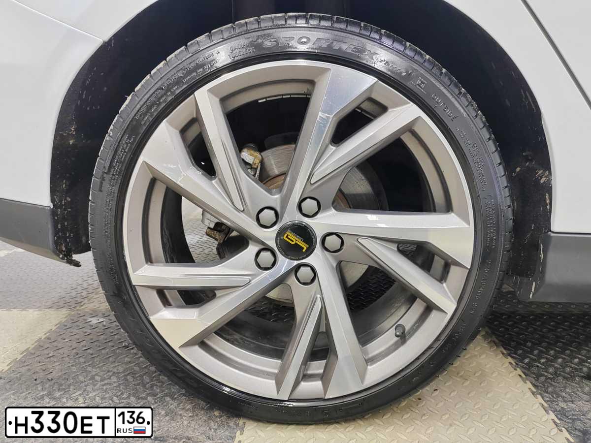Фото автомобиля FORD FOCUS, 2016 — госномер Н330ЕТ136. Цвет: Белый
