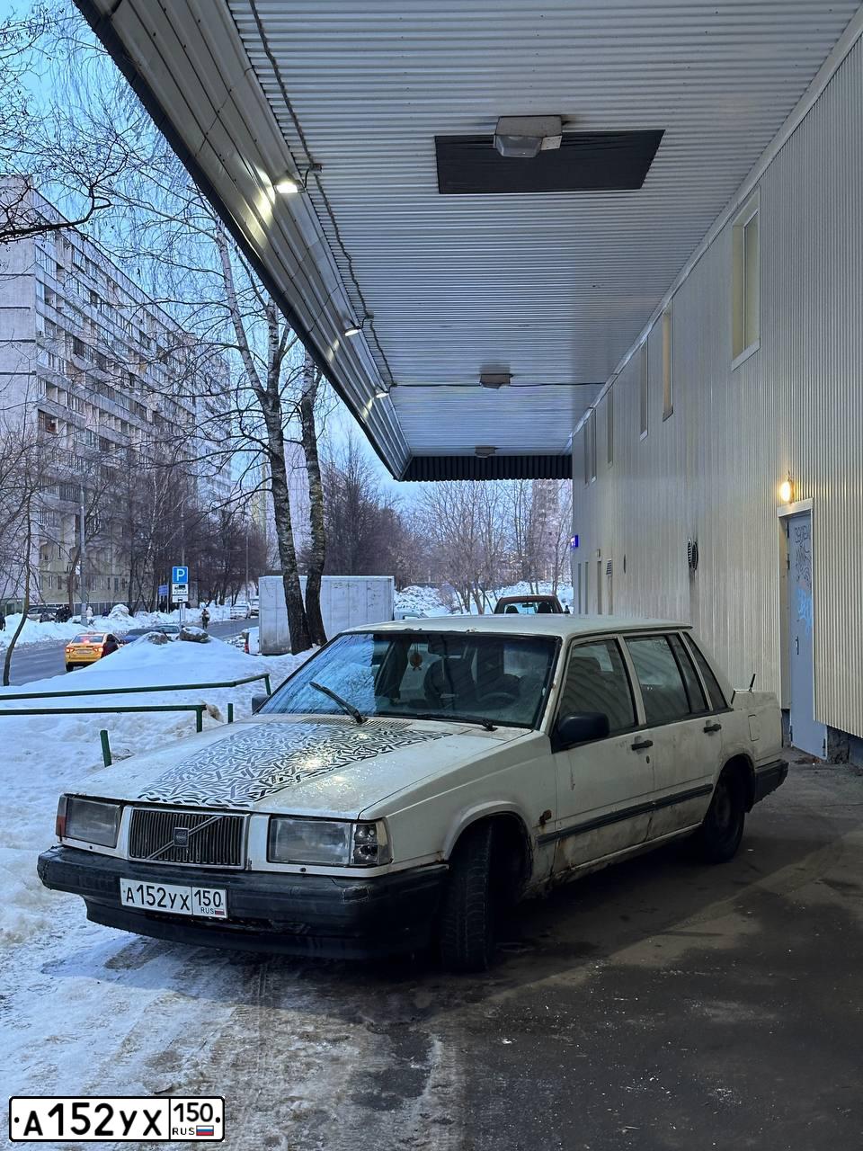 Фото автомобиля VOLVO 740, 1992 — госномер О887РТ77. Цвет: Белый