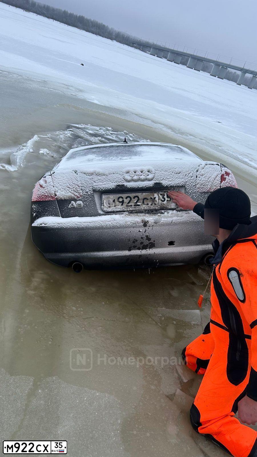 Фото автомобиля AUDI A8, 2006 — госномер М922СХ35. Цвет: ЧЕРНЫЙ