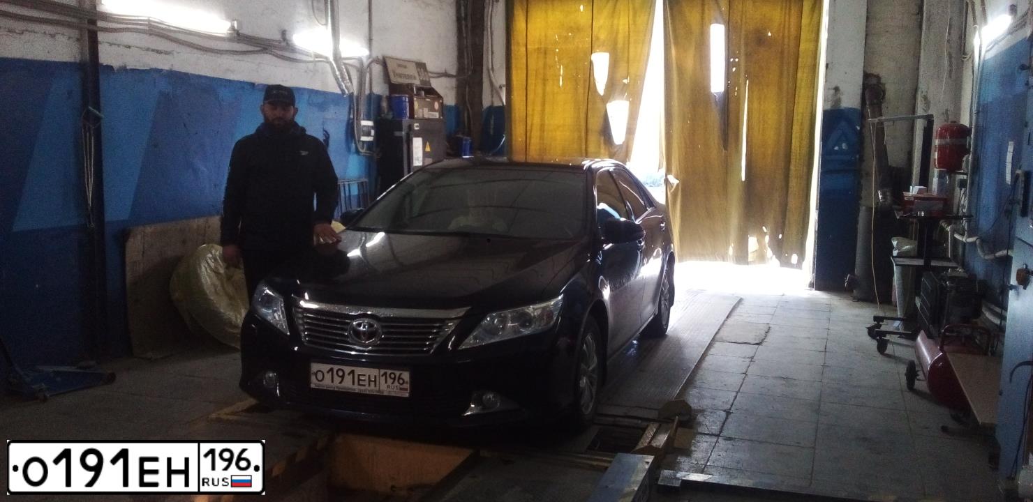 Фото автомобиля TOYOTA CAMRY, 2014 — госномер О191ЕН196. Цвет: ЧЕРНЫЙ МЕТАЛЛИК