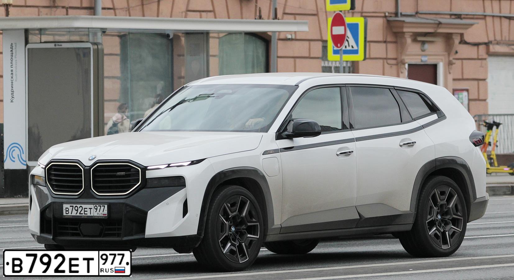 Фото автомобиля BMW XM, 2023 — госномер В792ЕТ977. Цвет: Белый