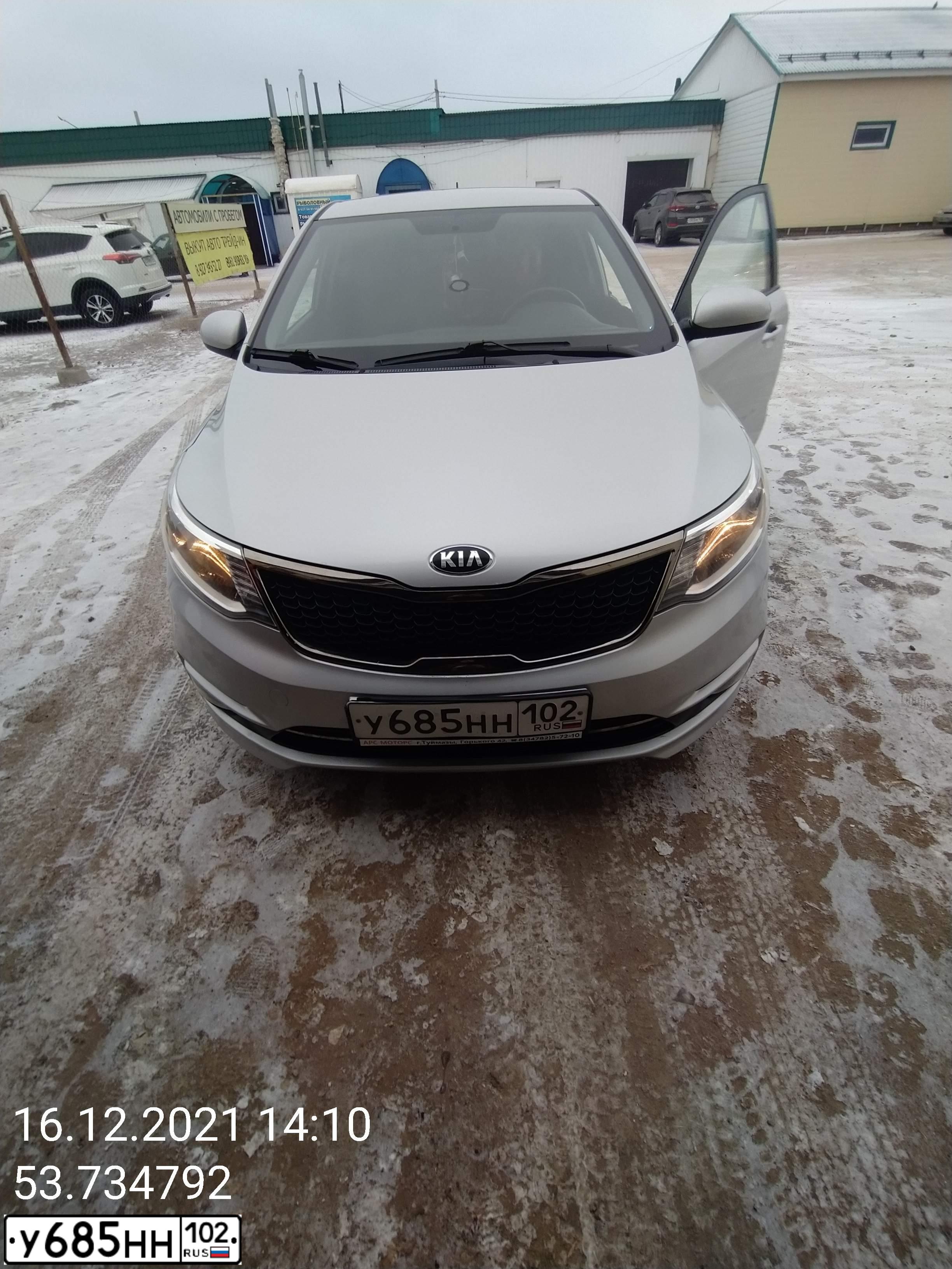 Фото автомобиля KIA RIO, 2017 — госномер У685НН102. Цвет: СЕРЕБРИСТЫЙ