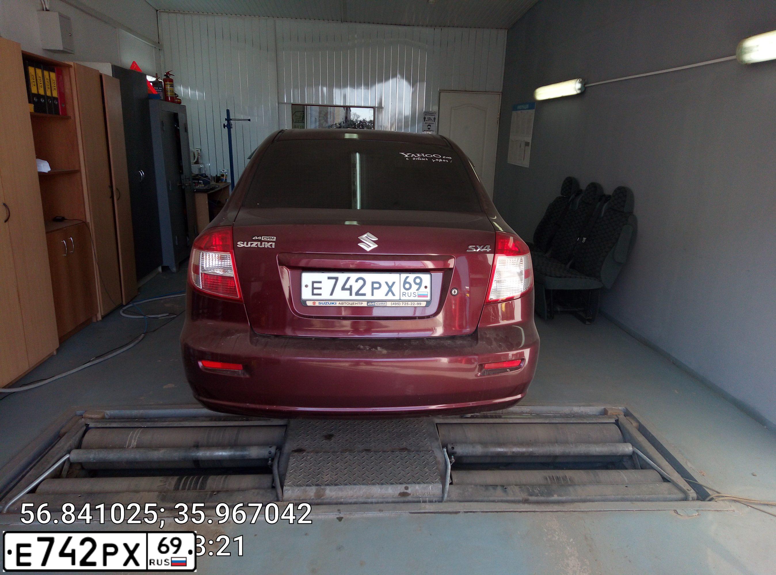 Фото автомобиля SUZUKI SX4, 2007 — госномер Х427УР790. Цвет: Красный