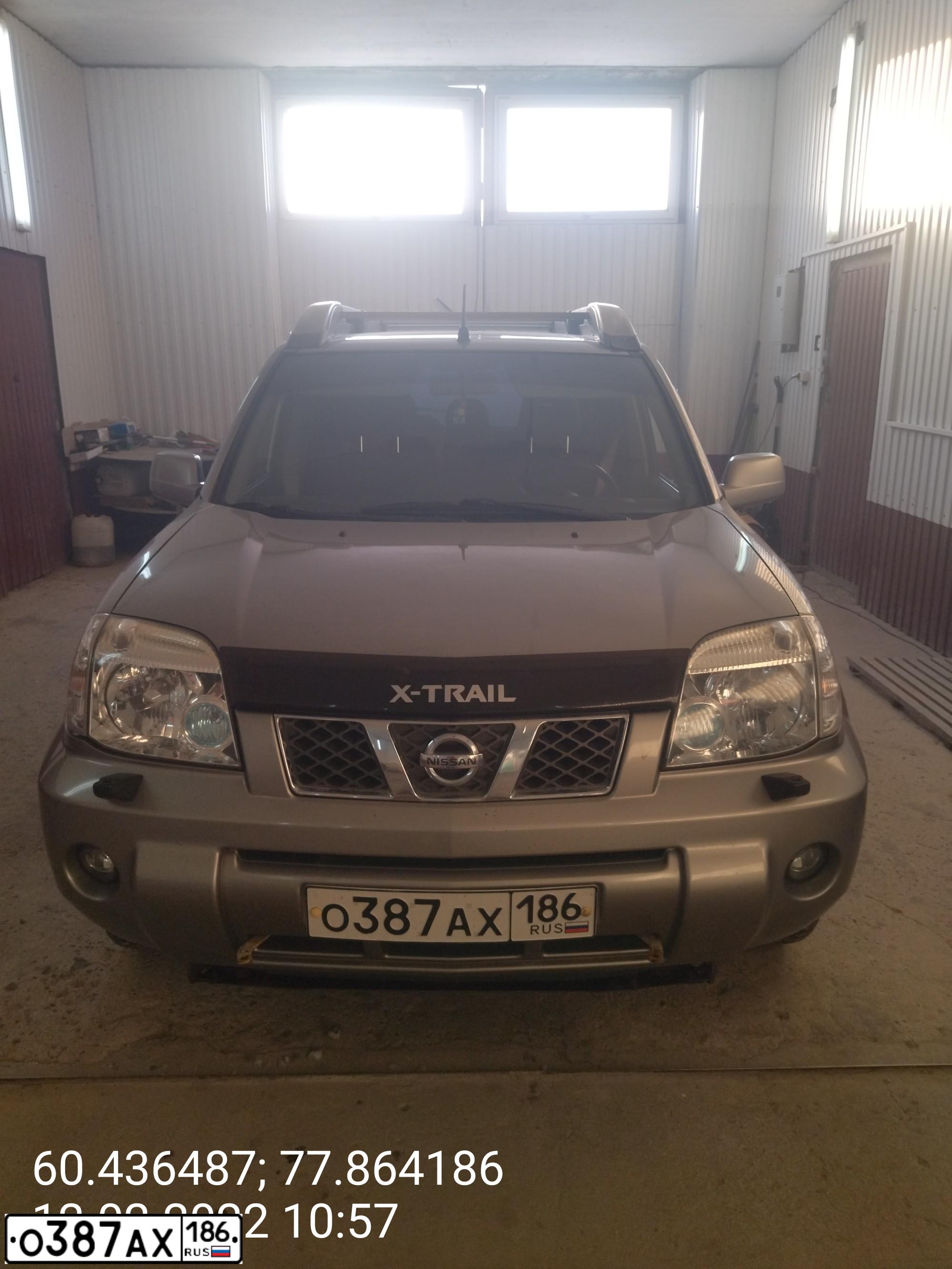 Фото автомобиля NISSAN X-TRAIL, 2004 — госномер Е500НТ86. Цвет: СЕРЫЙ