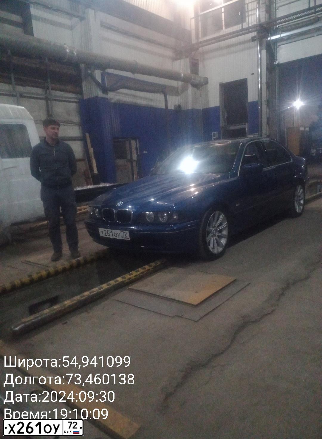 Фото автомобиля BMW 520IA, 2002 — госномер Х533ОС196. Цвет: синий