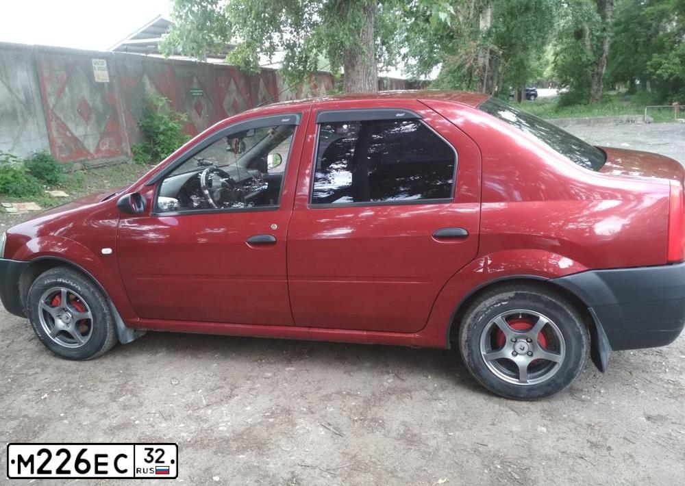 Фото автомобиля RENAULT LOGAN, 2009 — госномер М226ЕС32. Цвет: Красный