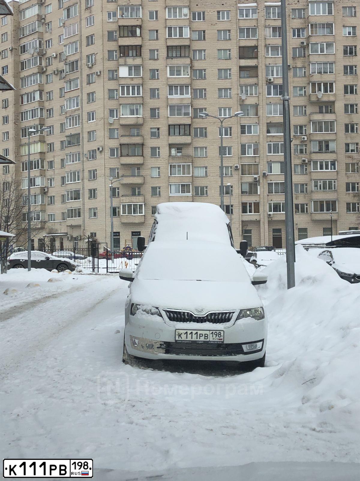 Фото автомобиля SKODA RAPID, 2015 — госномер К111РВ198. Цвет: Белый