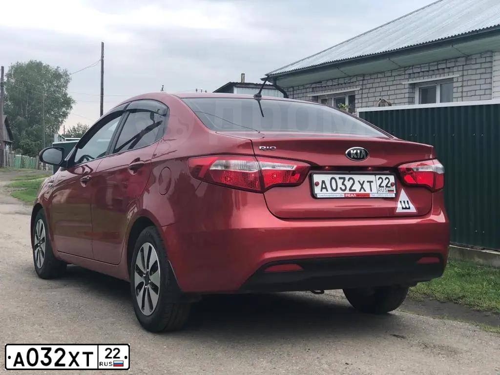 Фото автомобиля KIA RIO, 2014 — госномер А032ХТ22. Цвет: Красный
