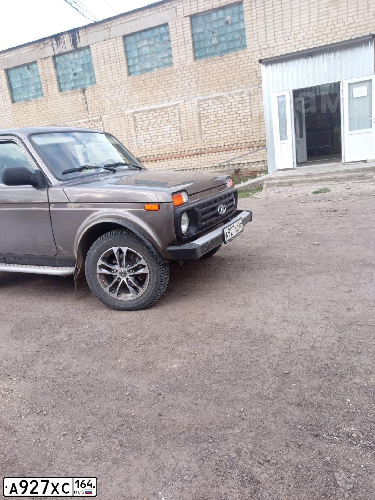 Фото автомобиля LADA 2121 NIVA, 2018 — госномер А927ХС164. Цвет: Золотисто-коричневый
