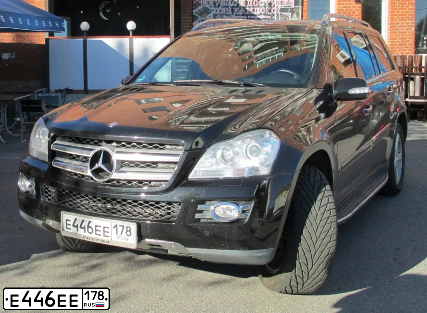 Фото автомобиля MERCEDES GL-KLASSE, 2007 — госномер Е446ЕЕ178. Цвет: ЧЕРНЫЙ
