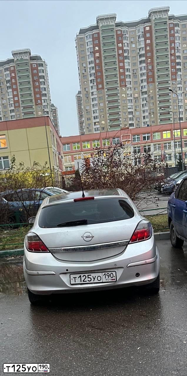 Фото автомобиля OPEL ASTRA, 2006 — госномер Т125УО190. Цвет: СЕРЫЙ