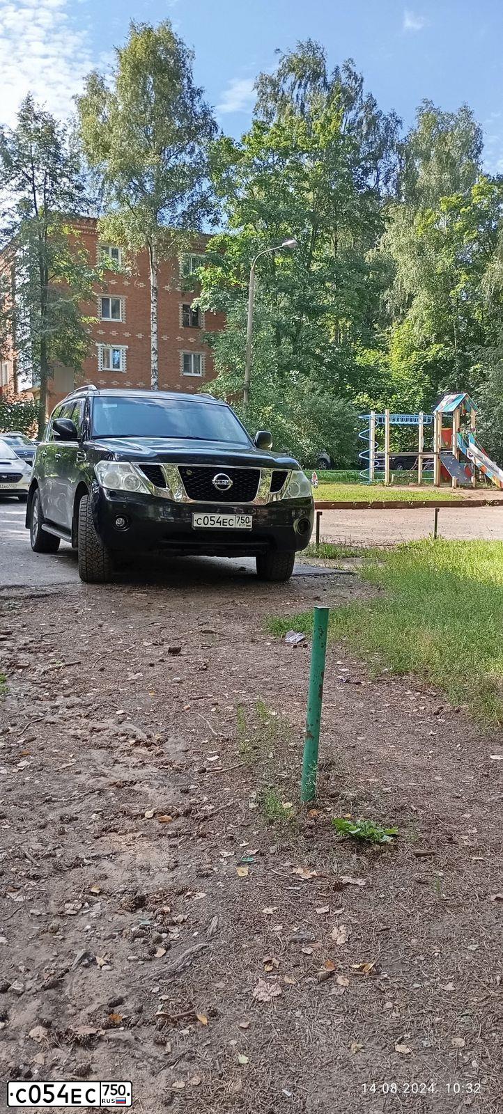 Фото автомобиля NISSAN PATROL, 2010 — госномер М568ММ150. Цвет: ЧЕРНЫЙ