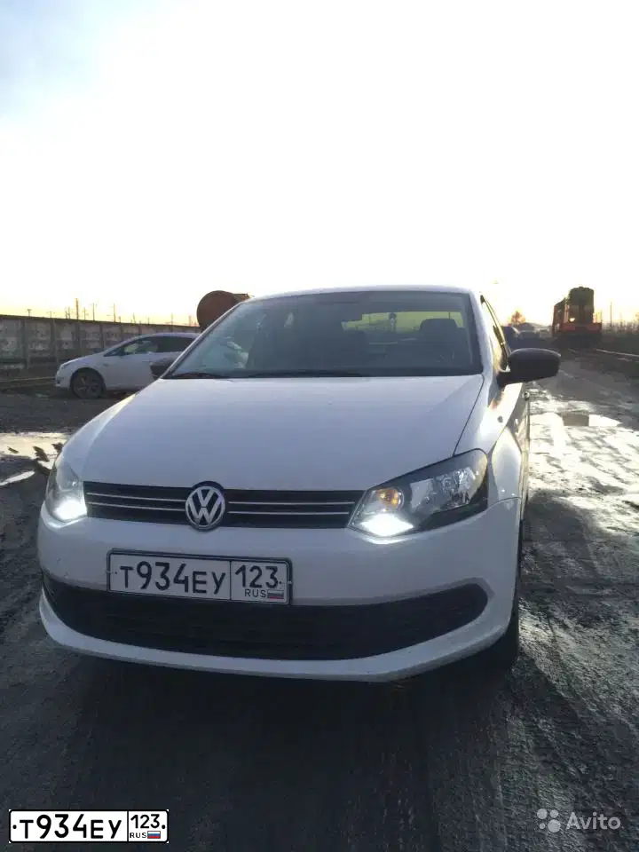 Фото автомобиля VOLKSWAGEN POLO, 2012 — госномер Т934ЕУ123. Цвет: БЕЛЫЙ