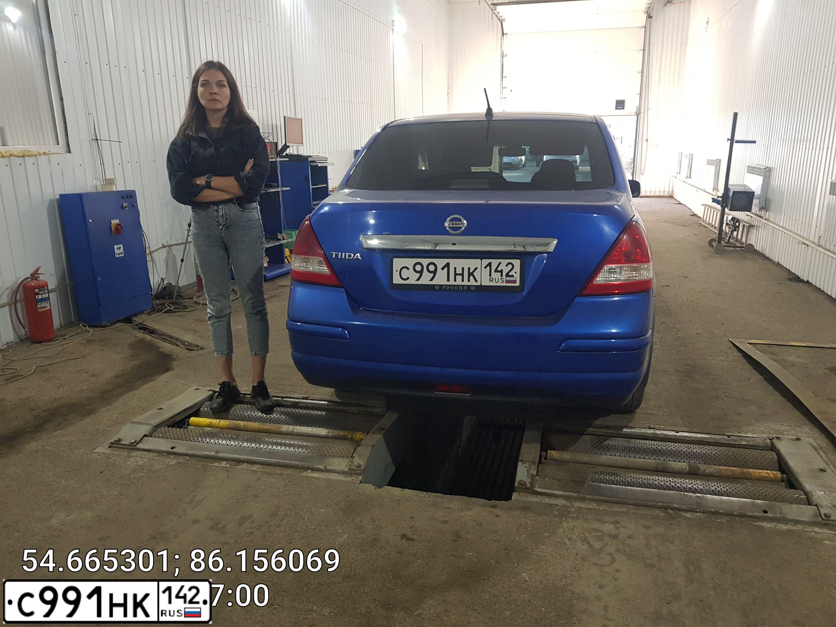 Фото автомобиля NISSAN TIIDA, 2008 — госномер А324ЕМ122. Цвет: ЯРКО-СИНИЙ