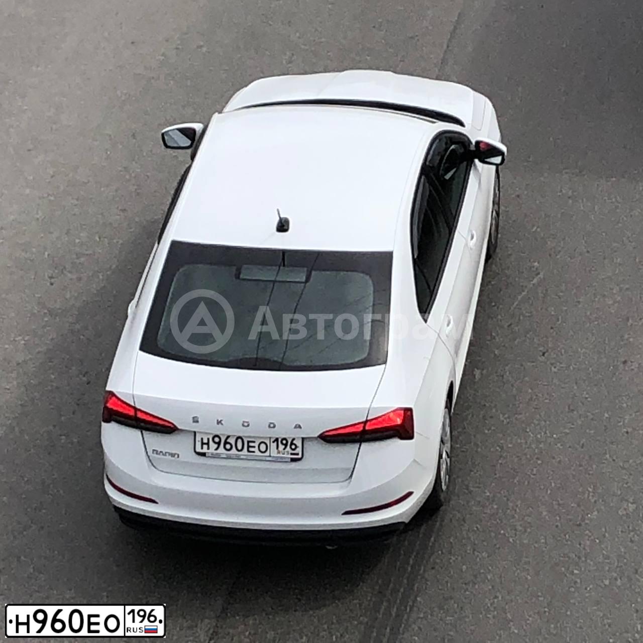 Фото автомобиля SKODA RAPID, 2020 — госномер О496СН196. Цвет: Белый