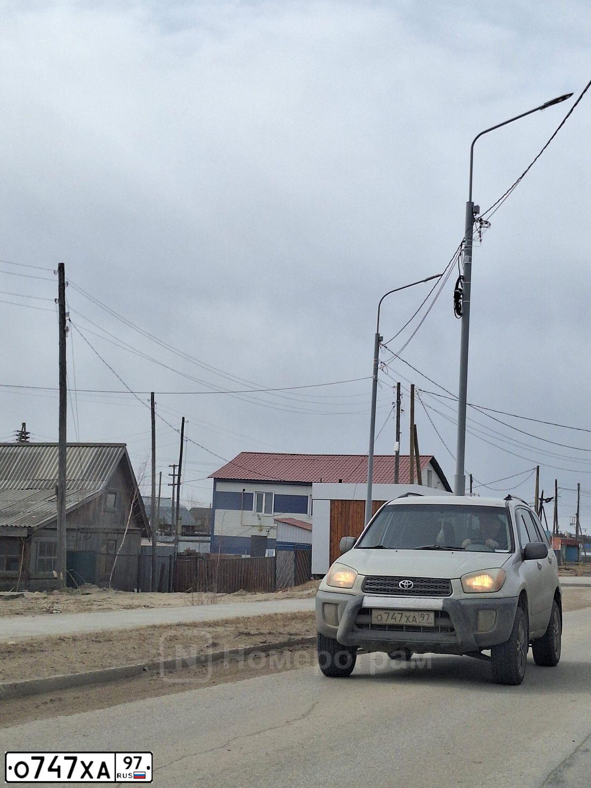 Фото автомобиля TOYOTA RAV4, 2001 — госномер О747ХА97. Цвет: ЗОЛОТИСТЫЙ