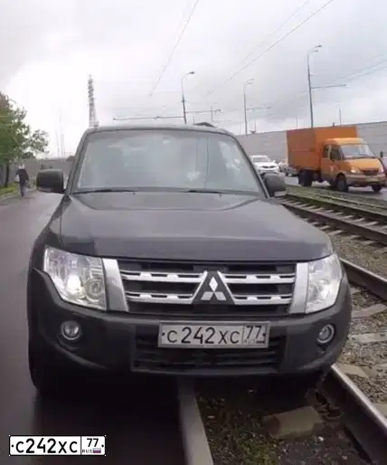 Фото автомобиля MITSUBISHI PAJERO, 2012 — госномер С242ХС77. Цвет: ЧЕРНЫЙ